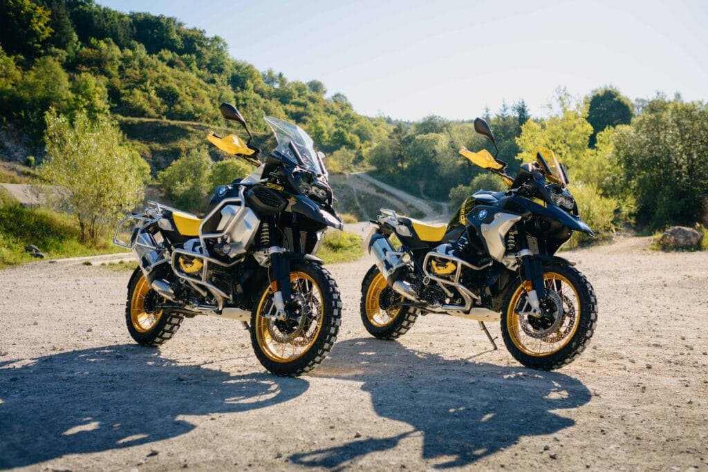 R 1250 GS – Die Weiterentwicklung des zuvor 1170 ccm grossen Vierventil-Boxers zum 1254 ccm grossen Triebwerk ging mit der Einführung einer variablen Steuerung der Einlassventile einher, von BMW «Shift Cam» genannt. Durch diese technische Finesse stieg die Leistung von 125 auf 136 PS. Dramatischer wuchs das Drehmoment: Es kletterte von 125 Nm bei 6500/min auf 143 Nm bei 6250/min.