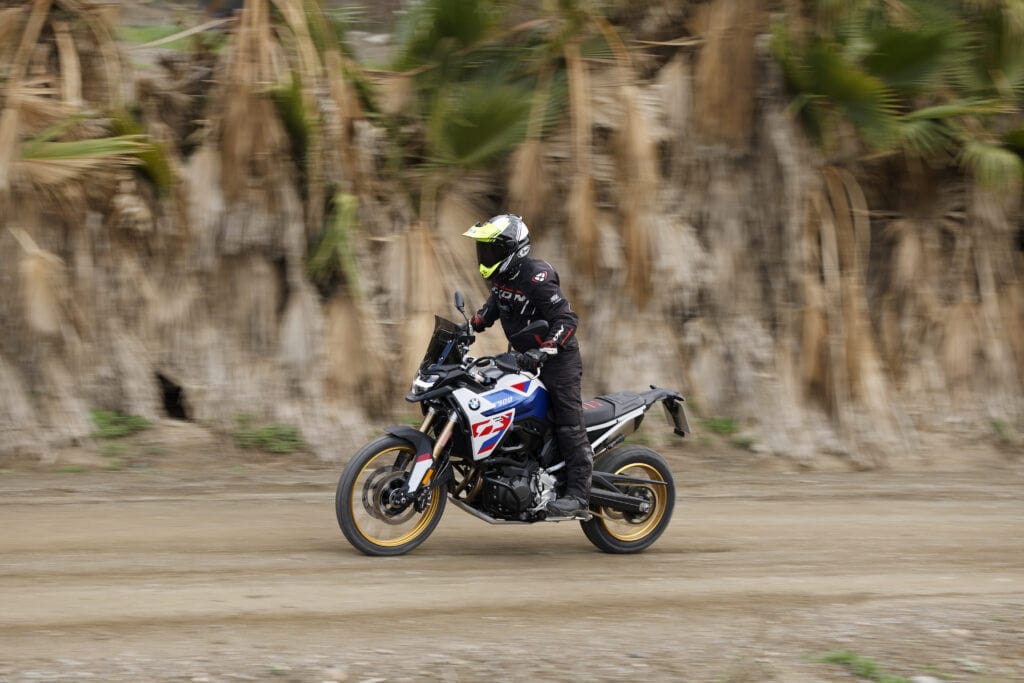 BMW F 900 GS Test Stehen