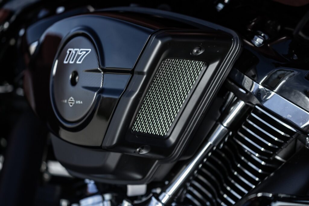 2024er Road Glide und Street Glide mit dem Milwaukee Eight 117 mit deutlich grösserem Luftfilter.