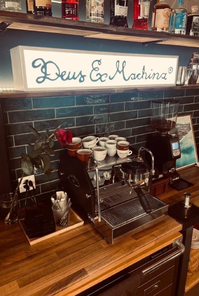 Im Deus Store & Cafe Zürich gibt es mit der MOTO.CH-Membercard einen zweiten Kaffee gratis.