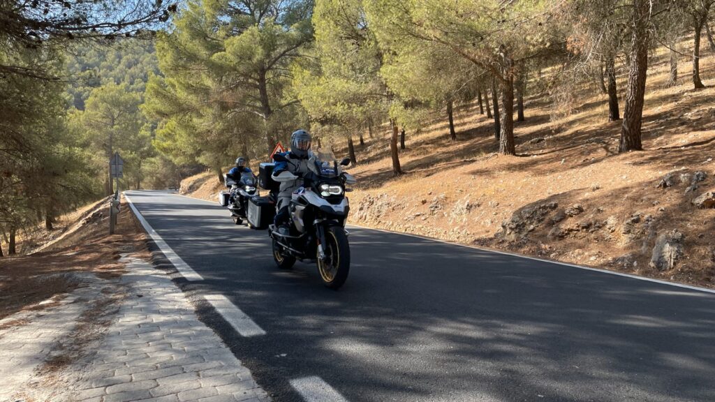 Traumhafte Kurvenstrassen erwarten die Teilnehmer auf der Andalusien-Tour von Edelweiss Bike Travel.