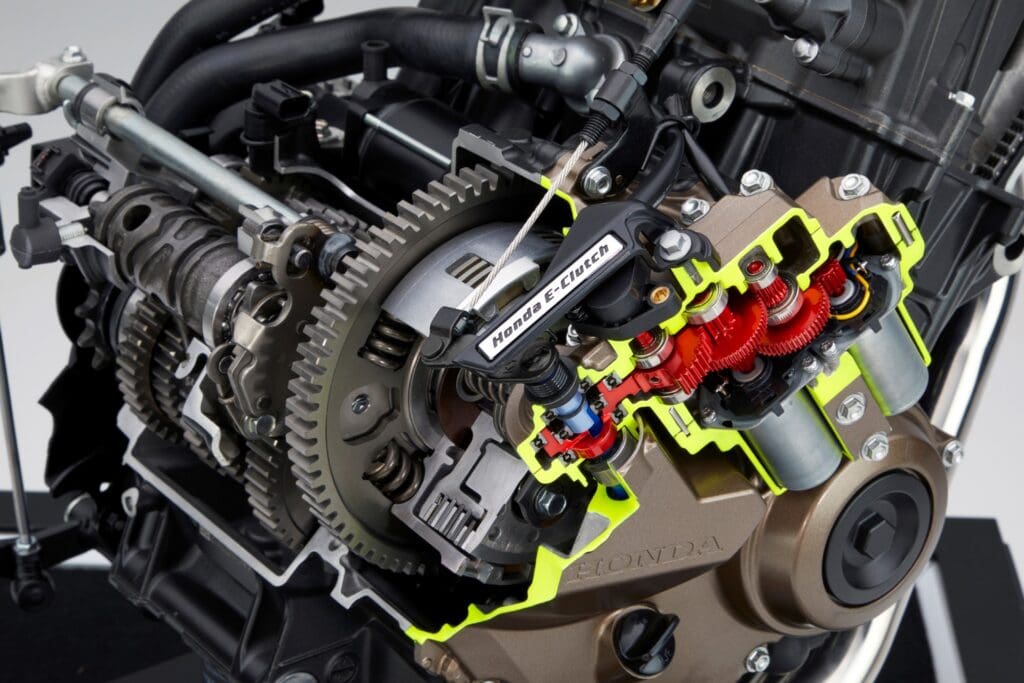 Honda E-Clutch: Zwei Stellmotoren übernehmen, computergesteuert, die exakte Kupplungssteuerung in allen Fahr- bzw. Stillstand-Situationen.