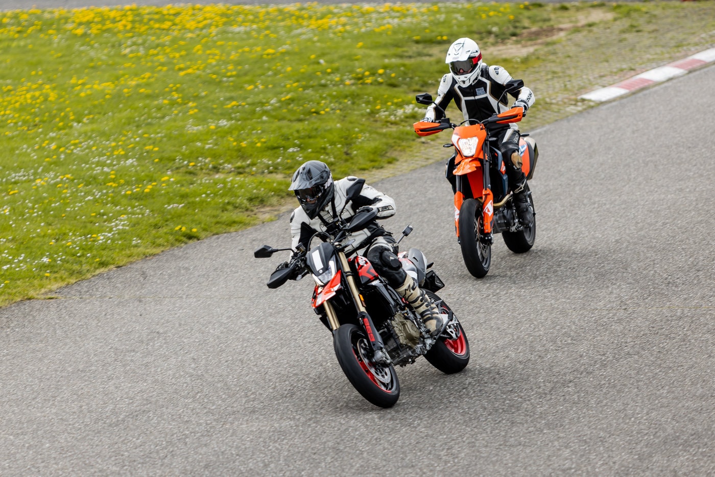 Ducati Hypermotard 698 Mono vs. KTM 690 SMC R