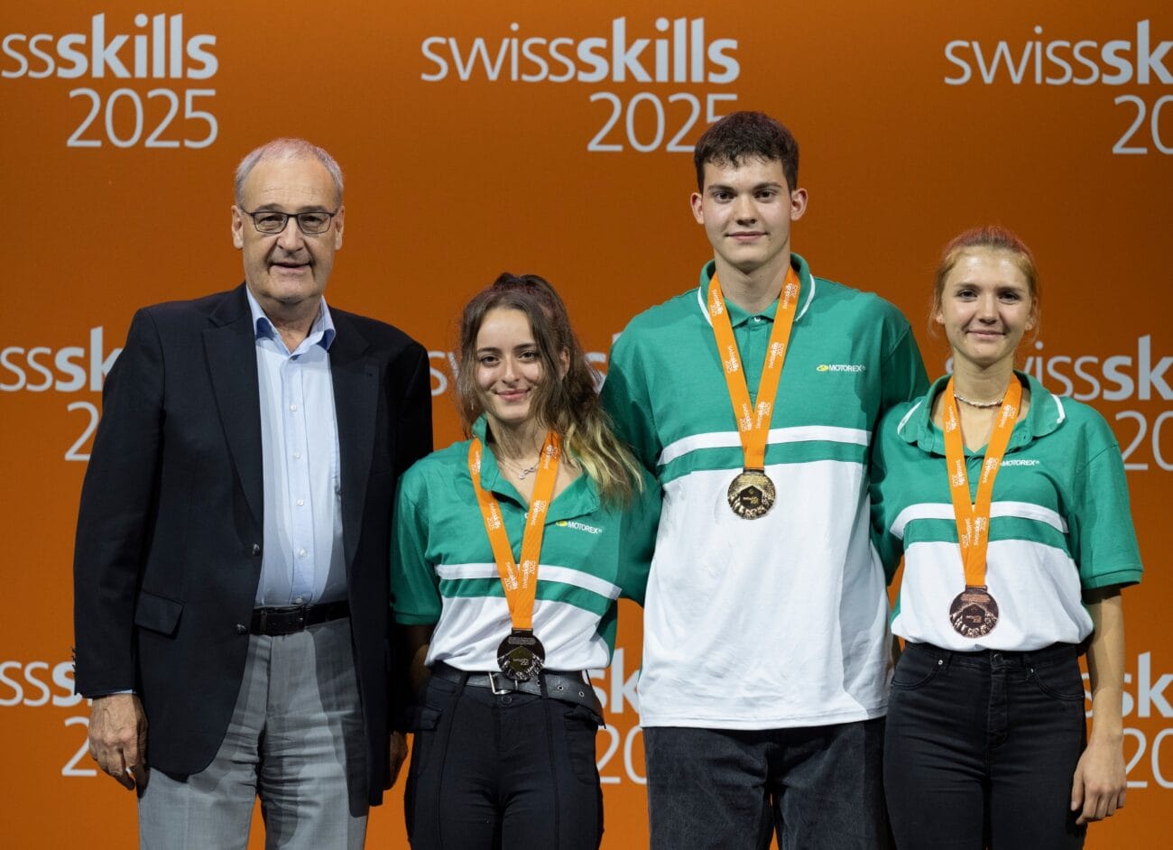 Von links: Bundesrat Guy Parmelin (Vorsteher des Eidgenössischen Departements für Wirtschaft, Bildung und Forschung) mit Nadia Bonard, Gianni Aeberhard und Sara Haab bei der Siegerehrung. © SwissSkills / Manu Friedrich