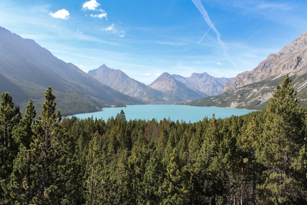 Einst führte ein wichtiger Handelsweg über die Scale di Fraele: Die «Via Lunga di Venosta» verband das Veltlin mit dem Val Müstair. Im 14. Jahrhundert wurde am Eingang zum Fraele-Tal eine Wehranlage errichtet – heute wird das einsame Hochtal von zwei imposanten Staumauern geprägt. In den aufgestauten Wassermassen gingen über 60 Gehöfte unter. (Foto: Jürgen Theiner)