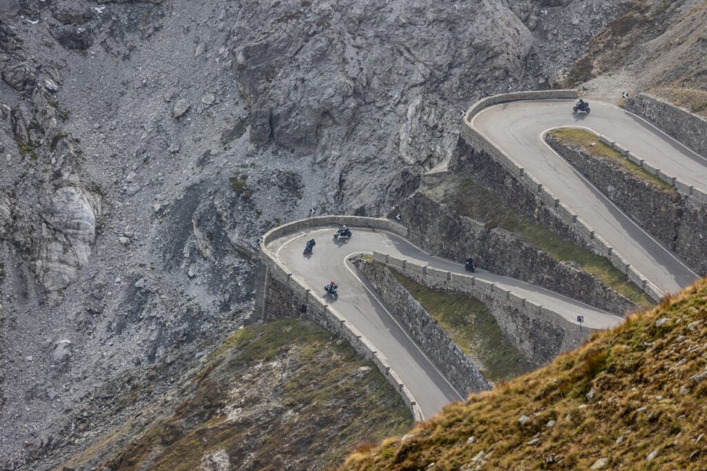 Die Kehren sind teils überhöht angelegt und schlecht einsehbar. (Foto: Jürgen Theiner)