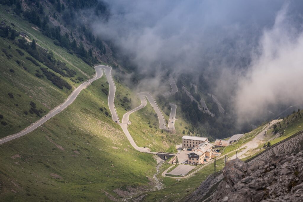 Von der Passhöhe bietet sich ein einzigartiger Blick auf einen Teil der 48 berühmten Serpentinen. Ein nicht enden wollendes Hin und Her, verteilt auf 20 Kilometern und knapp 2000 Höhenmetern. Die Westrampe des Stelvio, hinab nach Bormio, ist besser einsehbar und lässt sich flüssiger fahren. Sie ist für viele die Favoriten-Strecke am Stilfser Joch. (Foto: Jürgen Theiner)