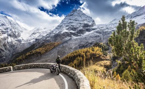 Kehren sammeln am Stilfser Joch. Im Schatten des über 3900 Meter hohen Ortlers (s. Hauptbild oben) lässt sich ein technisches und landschaftliches Gross­ereignis erleben. (Bild: Jürgen Theiner)