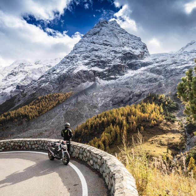 Kehren sammeln am Stilfser Joch. Im Schatten des über 3900 Meter hohen Ortlers (s. Hauptbild oben) lässt sich ein technisches und landschaftliches Gross­ereignis erleben. (Bild: Jürgen Theiner)