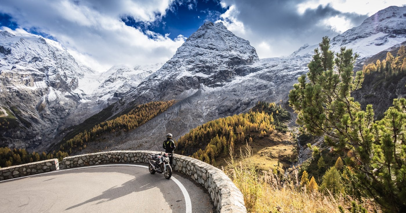 Kehren sammeln am Stilfser Joch. Im Schatten des über 3900 Meter hohen Ortlers (s. Hauptbild oben) lässt sich ein technisches und landschaftliches Gross­ereignis erleben. (Bild: Jürgen Theiner)